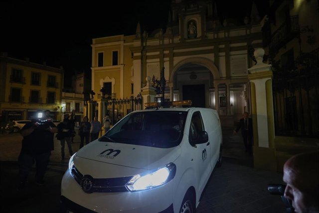 Familiares aplauden al coche de la funeraria a la salida de la basílica tras la exhumación de Queipo de Llano. a 2 de noviembre de 2022 en Sevilla (Andalucía, España). Tras la aplicación de la Ley de la Memoria Histórica, la Hermandad de la Macarena ha ex