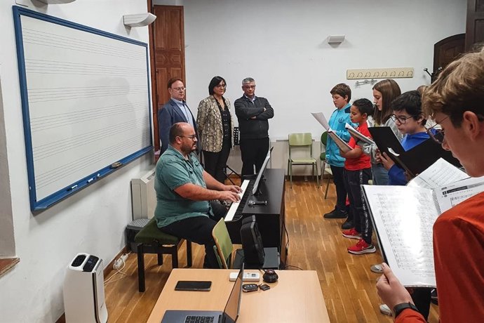 Visita de la Junta y el Ayuntamiento de Guadix al conservatorio Carlos Ros