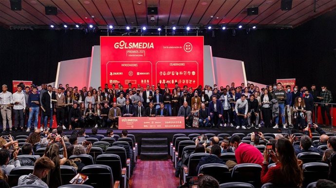 Foto de familia tras la entrega de los Premios Golsmedia FutbolFest en 2021