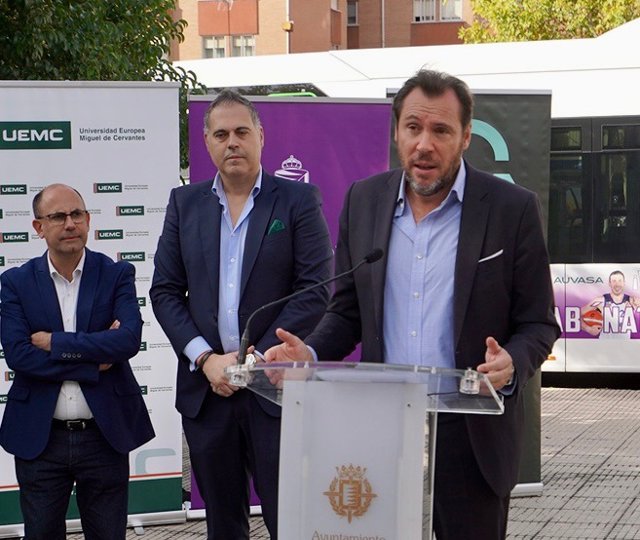 El alcalde de Valladolid, Óscar Puente, en su comparecencia junto al Polideportivo Pisuerga.