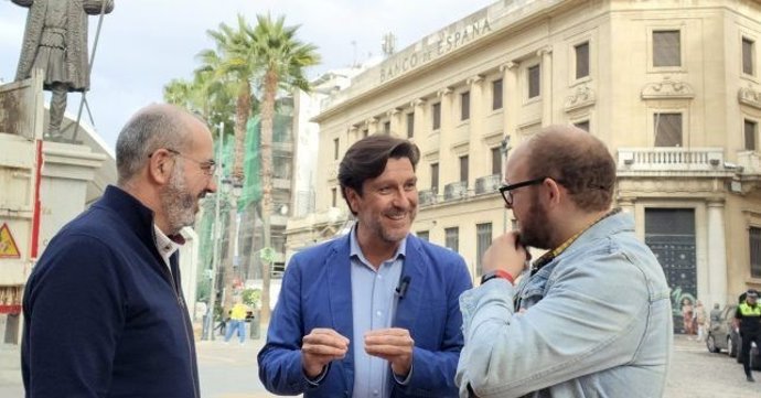 El parlamentario andaluz y portavoz de la Ejecutiva Provincial del POSE de Huelva, Enrique Gaviño, en el centro de la imagen.