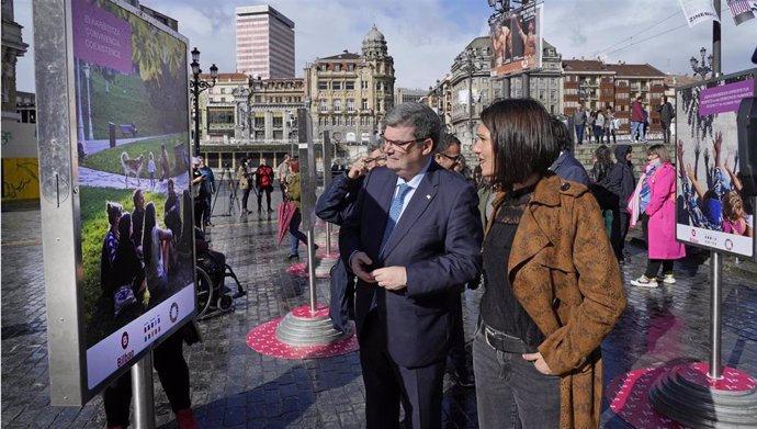 El alcalde, Juan Mari Aburto, y la concejala de Atención y Participación Ciudadana e Internacional, Oihane Agirregoitia, en la inauguración de la exposición.