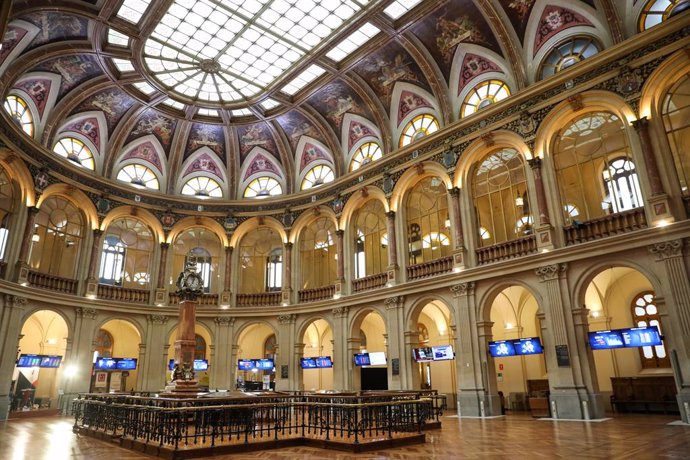 Vista por dentro del Palacio de la Bolsa, a 21 de octubre de 2022, en Madrid (España). El Ibex 35 ha iniciado la sesión de este viernes con una caída del 0,72%, lo que ha llevado al selectivo a situarse en los 7.585 enteros, en una jornada en la que seg