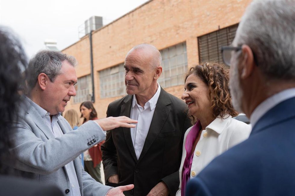 El secretario general del PSOE-A, Juan Espadas, el alcalde de Sevilla, Antonio Muñoz, y la ministra de Hacienda, María Jesús Montero, este viernes en Sevilla. 
