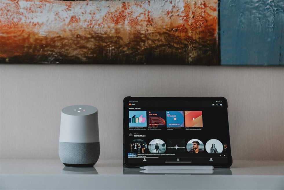 Una tablet con la interfaz de YouTube Music