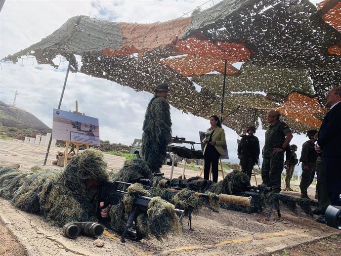 La ministra de Defensa, Margarita Robles, en la base militar 'General Alemán Ramírez', en Las Palmas de Gran Canaria