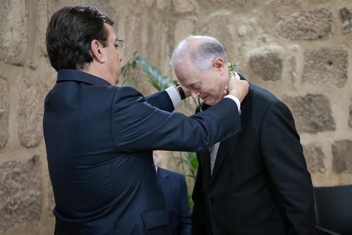 El catedrático Enrique Moradiellos toma de posesión como académico de la Academia Europea e Iberoamericana de Yuste