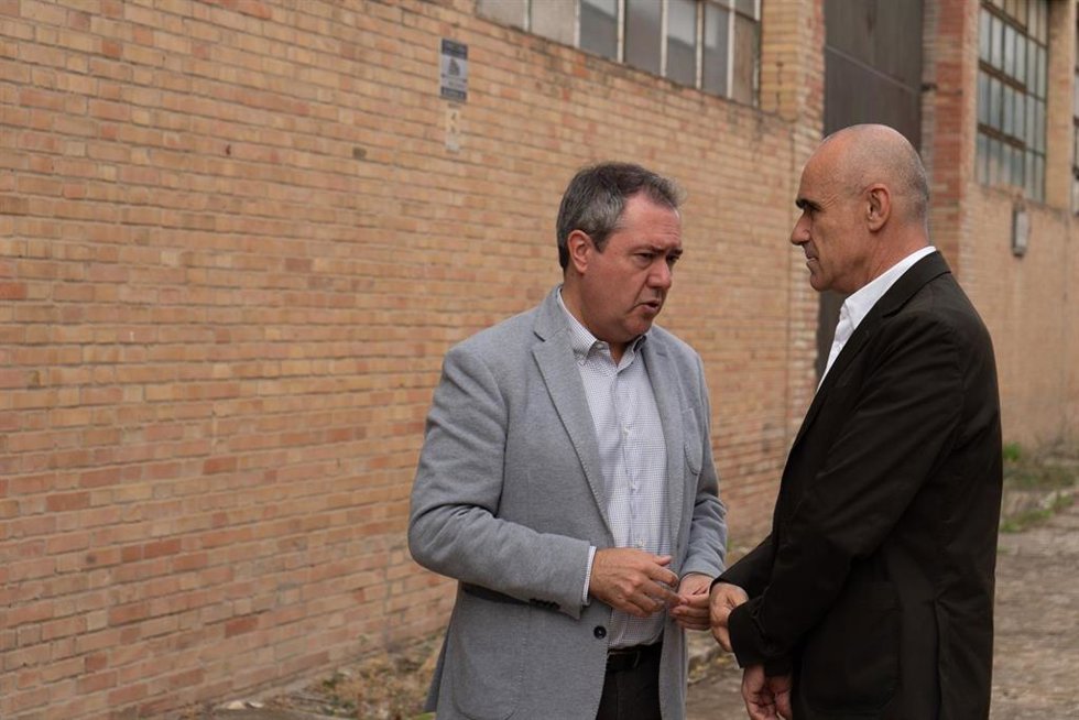 El secretario general del PSOE-A, Juan Espadas, y el alcalde de Sevilla, Antonio Muñoz, este viernes en Sevilla. 