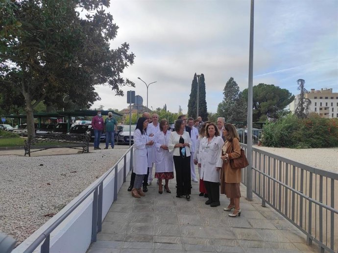 La consejera de Salud (centro), durante su visita al Hospital Reina Sofía de Córdoba.