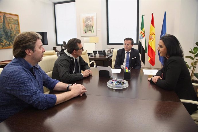 El presidente de la Asociación Parkinson Extremadura, Ángel Calle, se reúne con el presidente de la Diputación de Badajoz, Miguel Ángel Gallardo.