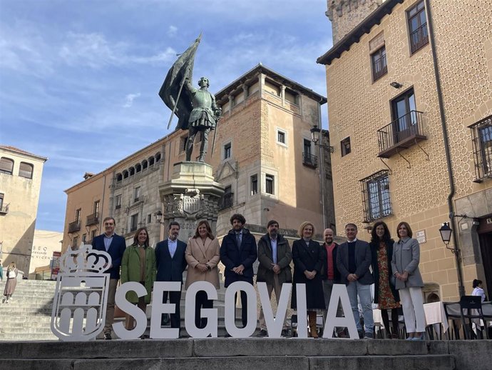 Foto de familia de los representantes de las instituciones y entidades que apoyan la candidatura de Segovia para acoger la sede de la Agencia de Inteligencia Artifical.
