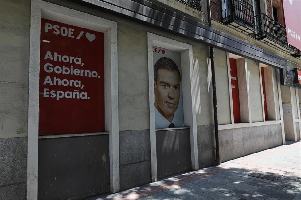 Archivo - Cartel con la cara del presidente del Gobierno y secretario general del Partido Socialista, Pedro Sánchez, en la entrada al edificio de la sede del PSOE, situado en la calle Ferraz, en Madrid (España), a 24 de julio de 2020.