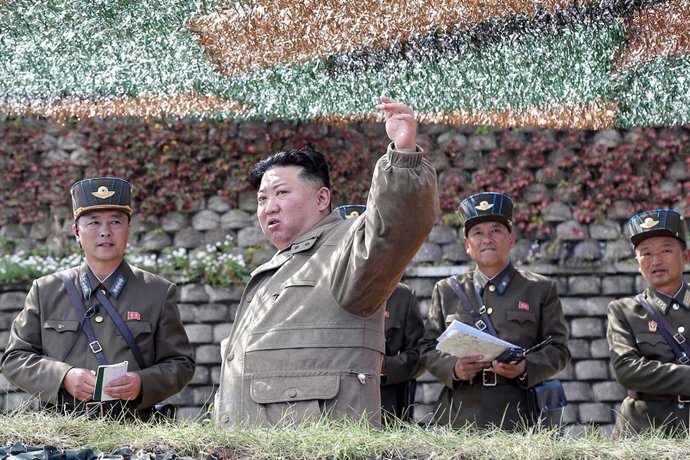 Kim Jong Un, dirigente de Corea del Norte, supervisa unas maniobras militares