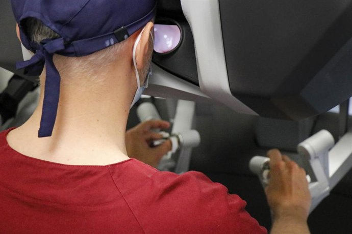 Archivo - La Fe instala el nuevo equipo de cirugía robótica Da Vinci, que se pondrá en marcha a final de mes y permitirá realizar 500 intervenciones anuales