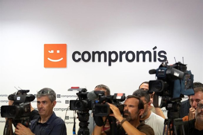 Archivo - Varios periodistas de diferentes medios de comunicación en la sede de Compromís