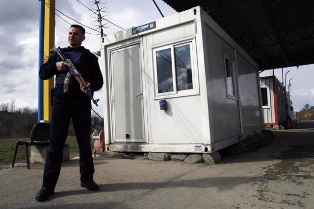 Archivo - Un guardia armado en la frontera entre Kosovo y Serbia