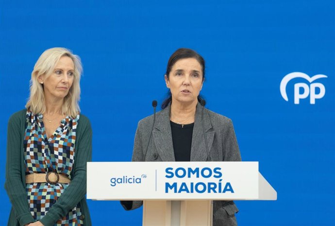 La senadora del PP Pilar Rojo y la diputada Marta González en rueda de prensa.