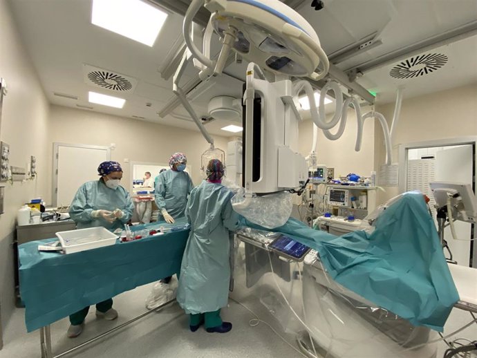 Archivo - El Hospital Regional Universitario de Málaga ha incorporado un equipo monoplano para el tratamiento mínimamente invasivo de patologías vasculares, en una imagen de archivo