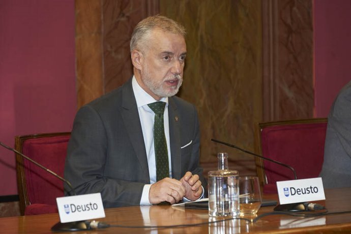 Urkullu recuerda que Euskadi padeció la "dura experiencia" del terrorismo y advierte que los DDHH exigen "compromisos"