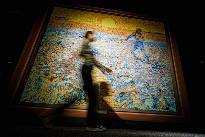 Archivo - 08 April 2022, United Kingdom, Bristol: An employee walks past a huge reproduction of "The Sower With Setting Sun", by Vincent van Gogh, during the preview for the Van Gogh Alive exhibition at the Propyard in Bristol. Photo: Ben Birchall/PA Wi
