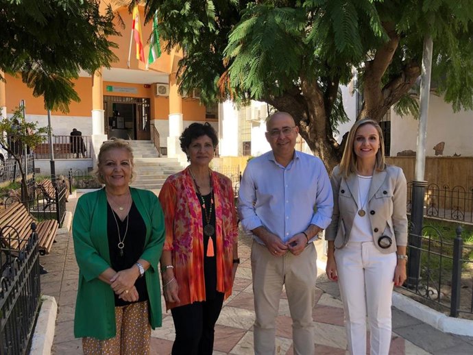 La delegada de Justicia visita los juzgados de Huércal-Overa.