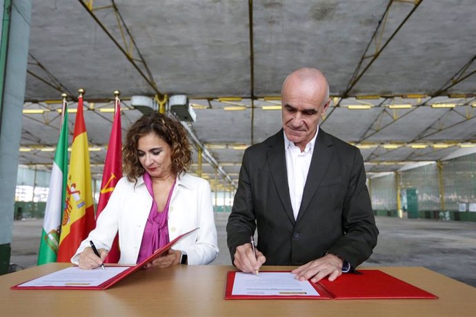 Firma del protocolo de intenciones para las naves de Hytasa entre la ministra de Hacienda, María Jesús Montero, y el alcalde de Sevilla, Antonio Muñoz. 