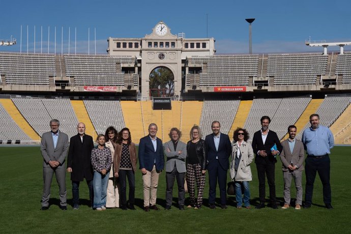 El primer tinent d'alcalde de Barcelona, Jaume Collboni; el regidor d'Esports, David Escudé; i la directora de la Divisió Anella Olímpica, Carme Lanuza, al costat d'impulsors de la incubadora de l'Estadi Olímpic