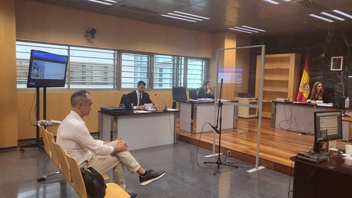 Cosme Prenafeta antes de comenzar la vista oral en el Juzgado de lo Penal 4 de Almería
