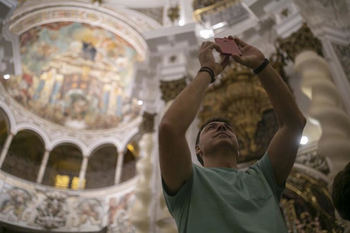 Archivo - Interior de San Luis de los Franceses.