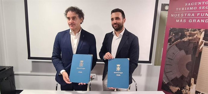 El secretario autonómico de Turisme, Francesc Colomer, y el alcalde de Sagunt (Valencia), Darío Moreno, han firmado un convenio de colaboración para la promoción turística del producto cultural del destino a través de la artes escénicas.
