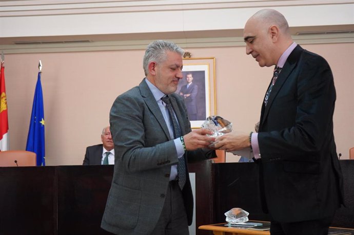 El vicepresidente de la Diputación de Segovia, José María Bravo, y el ganador del premio Manuel Francisco Reina.