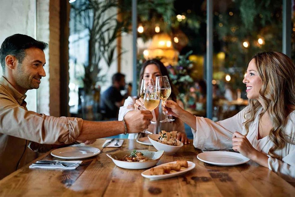 Gente comiendo con vinos de Jerez