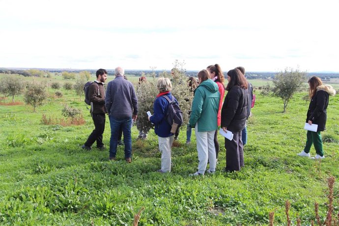 Biólogos procedentes de Madrid en la visita a al finca Castro Enríquez (Salamanca).