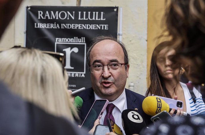 El ministro de Cultura, Miquel Iceta, ofrece declaraciones a los medios antes de reunirse con el sector cultural en Valencia