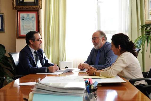 El delegado territorial de Desarrollo Educativo y Formación Profesional y de Universidad, Investigación e Innovación en Málaga, Miguel Briones visita Alhaurín de la Torre y mantiene una reunión con el alcalde de la localidad, Joaquín Villanova