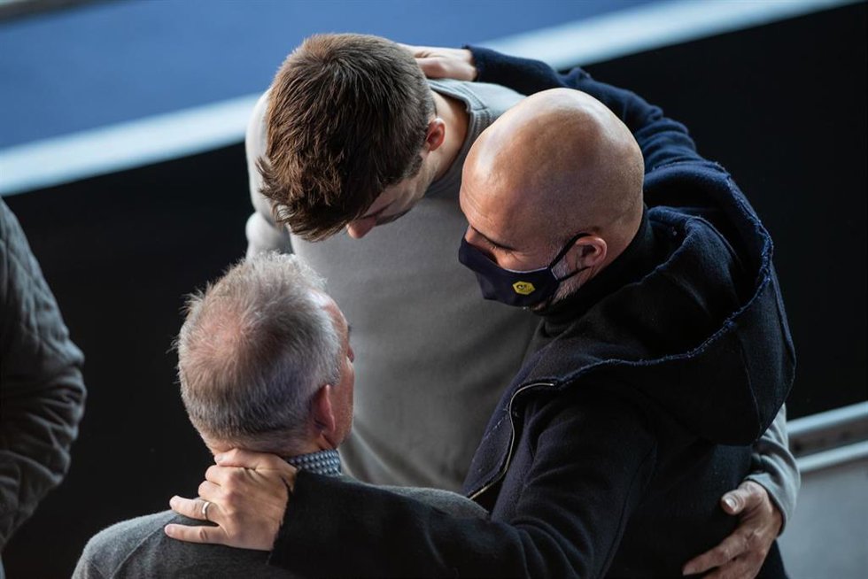 Archivo - Pep Guardiola saluda a Gerard Piqué durante la rueda de prensa de despedida del 'Kun' Agüero