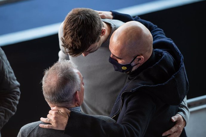 Archivo - Pep Guardiola, Gerard Pique of FC Barcelona is seen during a press conference of Sergio Kun Aguero to announce his retirement from football at Camp Nou stadium on December 15, 2021, sin Barcelona, Spain.