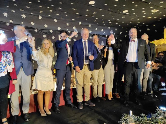 El presidente de la Diputación de Córdoba y alcalde de Rute, Antonio Ruiz (centro), junto al secretario de Estado de Seguridad, Rafael Pérez, en la presentación de la campaña navideña en Rute.