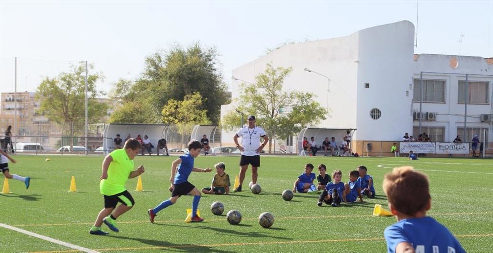 Imagen de archivo de un campo de fútbol en Alcalá de Guadaíra.