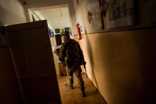Archivo - Soldado ucraniano en el interior de una escuela en Mikolaev