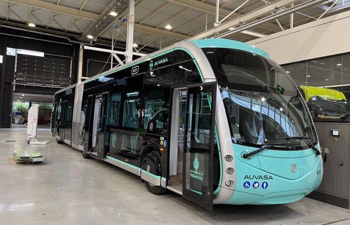 Autobús Irizar 'IE Tram' ya rotulado con la imagen corporativa de Auvasa.