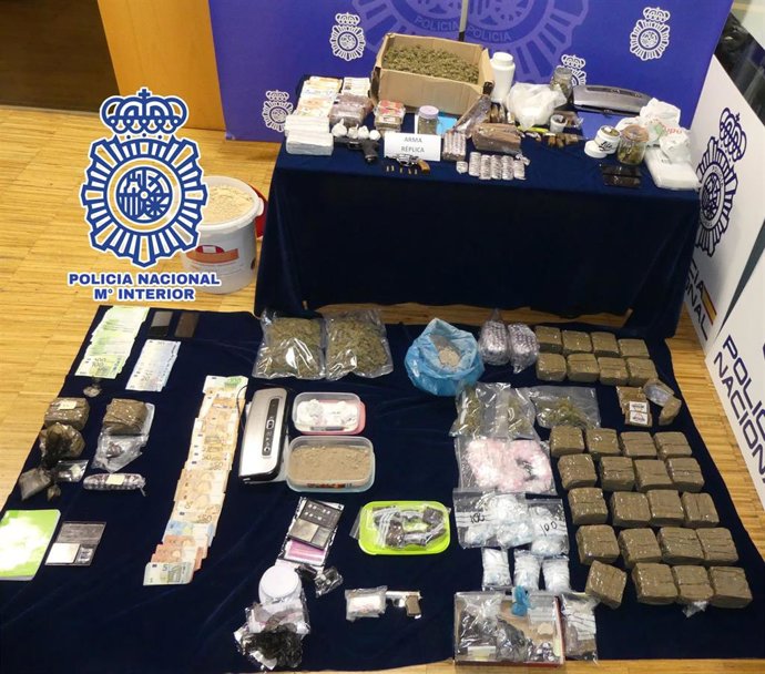 Dos hombres, detenidos en el área de Vigo tras la desarticulación de una red de tráfico de drogas.