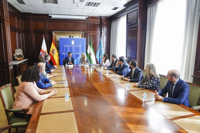 El presidente de la Diputación de Almería recibe a la consejera de Desarrollo Educativo.