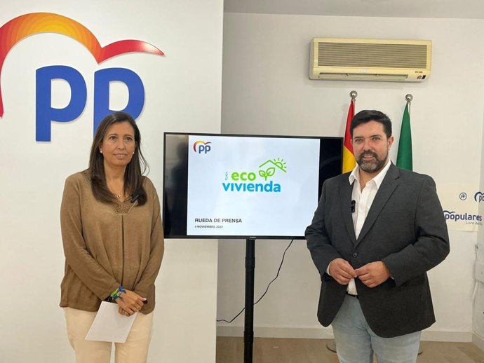 La parlamentaria por Sevilla Ana Chocano y Antonio Miguel Enamorado, portavoz del PP en el Ayuntamiento de Lora del Río.