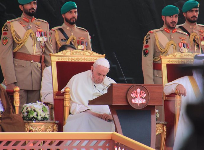 El Papa durante su viaje a Bahréin