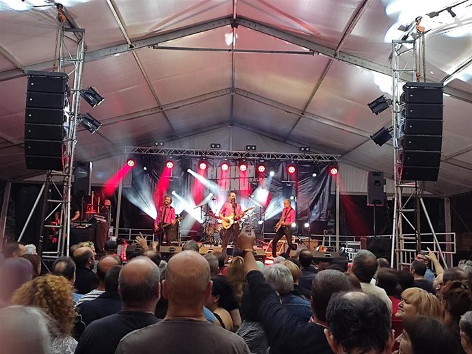 Los Enemigos tocando en un festival musical en Barakaldo (Bizkaia)