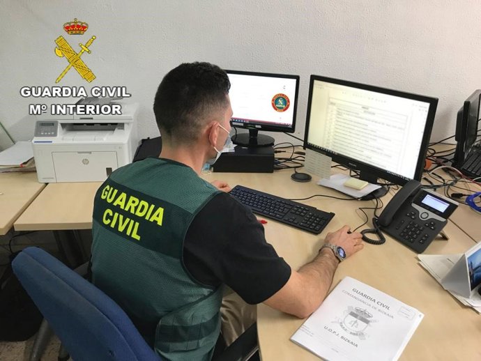 Archivo - Personal de la Guardia Civil investiga una ciberestafa en una imagen de archivo.