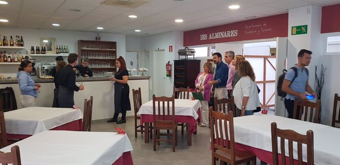 La delegada territorial de Desarrollo Educativo y FP y Universidad en la provincia de Cádiz, Isabel Paredes, en su visita al Ciclo de Superior de Cocina de Arcos (Cádiz)