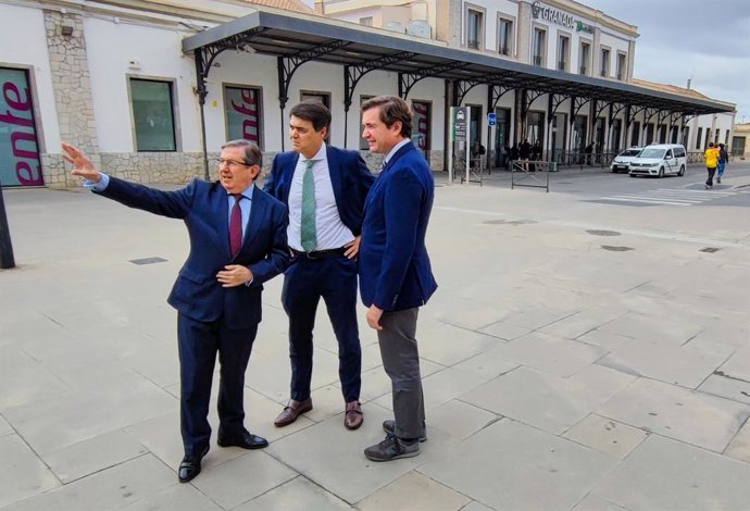 Luis González, Carlos Rojas y Pablo Hispán, del PP, ante la estación de trenes de Granada