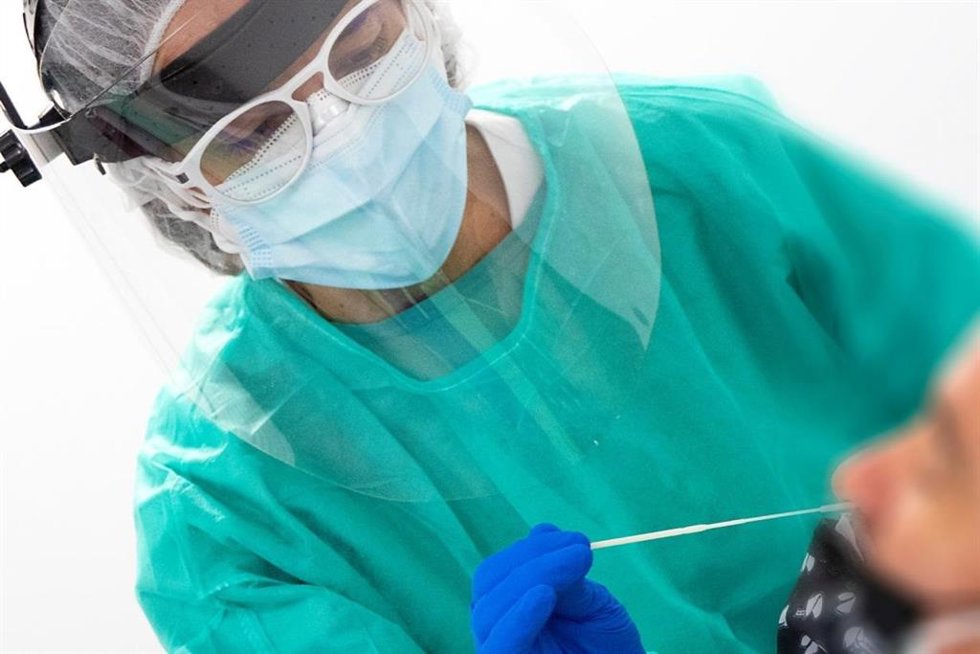 Archivo - C-LM registra 346 nuevos casos y el menor número de personas hospitalizadas en cama en lo que va de año